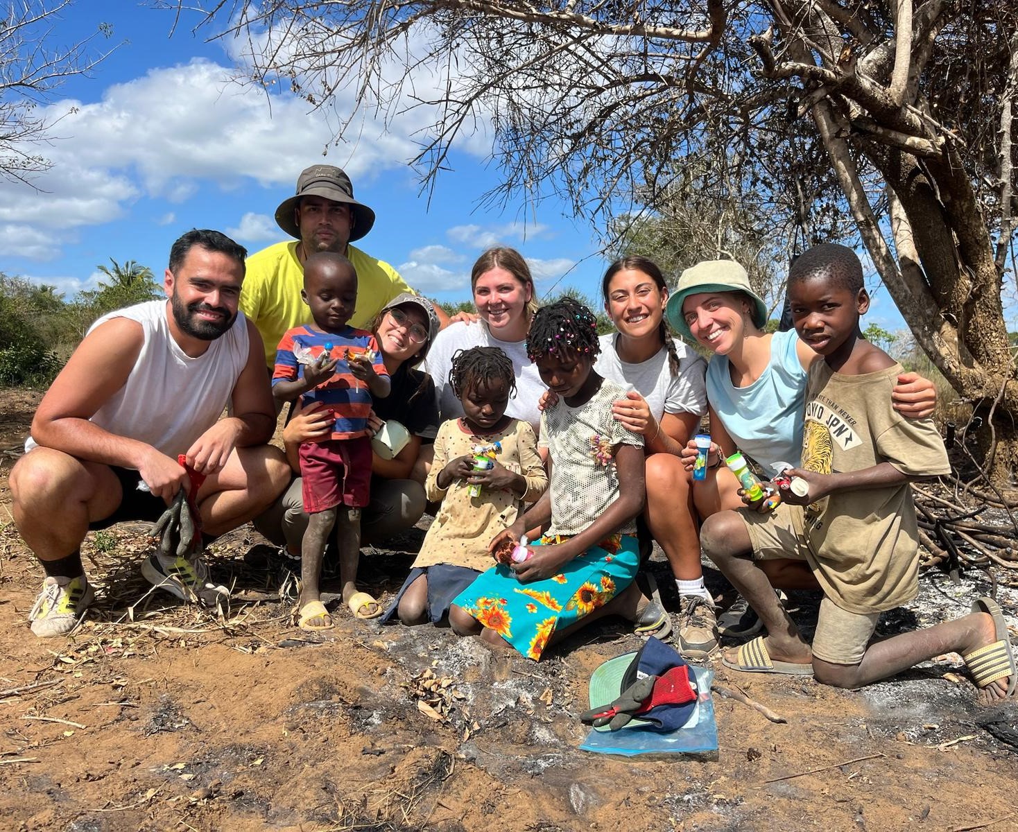 Profesores, alumnos y religiosos del Colegio San Agustín de Ceuta han participado en una experiencia de voluntariado en Mozambique.