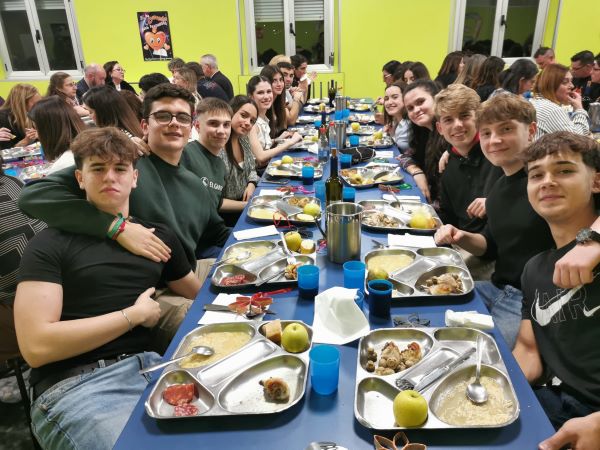 Cena solidaria en el Colegio Ntra. Madre del Buen Consejo, de León, cuyos beneficios se destinarán a la ONG Villanueva.