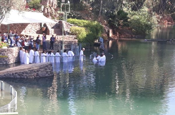 En este domingo estamos celebrando el Bautismo del Señor. Por el bautismo formamos parte de la Iglesia y quedamos limpios del pecado.