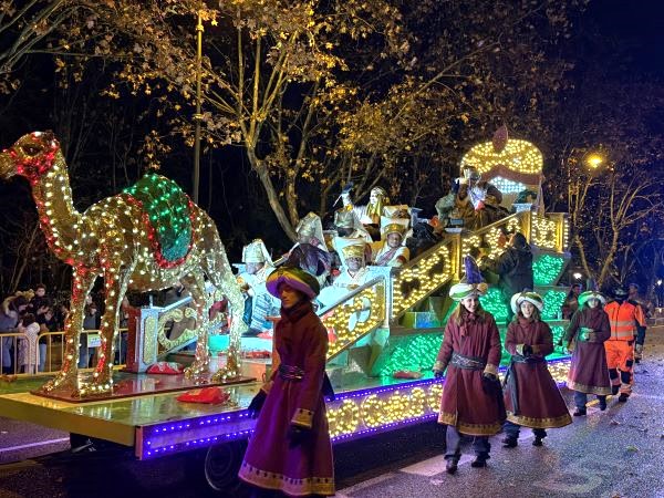 Las parroquias agustinas han recibido la visita de los Magos de Oriente, que han repartido regalos entre los más pequeños.