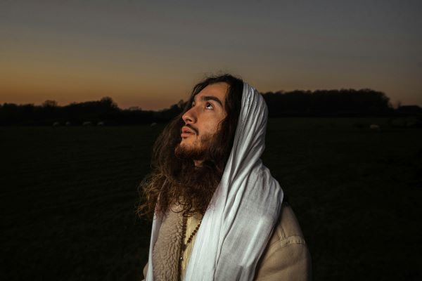 Este evangelio presenta las tentaciones de Jesús. San Agustín advierte de no escuchar al diablo y de no seguir a los falsos cristianos.