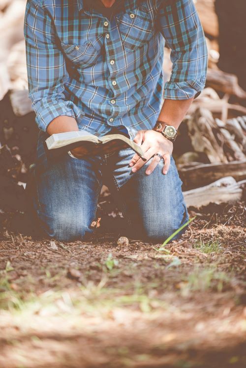 El evangelio explica cómo debemos orar a Dios, con confianza, sabiendo que vamos a recibir lo que pedimos en nuestra oración.