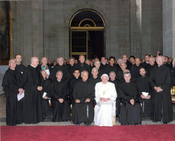 Durante la JMJ de 2011, el entonces Prior General de la Orden de San Agustín, actual papa León XIV, visitó el Monasterio de El Escorial.