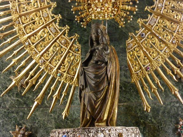 En la fiesta de la Virgen del Pilar el Evangelio muestra una alabanza a la Virgen: dichosos los que escuchan la Palabra de Dios y la cumplen.