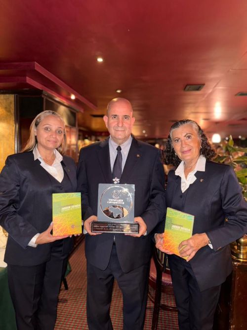 El Colegio agustino de Caracas recibe el premio "Venezuela competitiva" que reconoce su compromiso con la innovación y la educación.