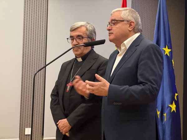 El Gobierno, la Confer y la Conferencia Episcopal firman el acuerdo para atender a las víctimas de abusos sexuales a través del Defensor del Pueblo.