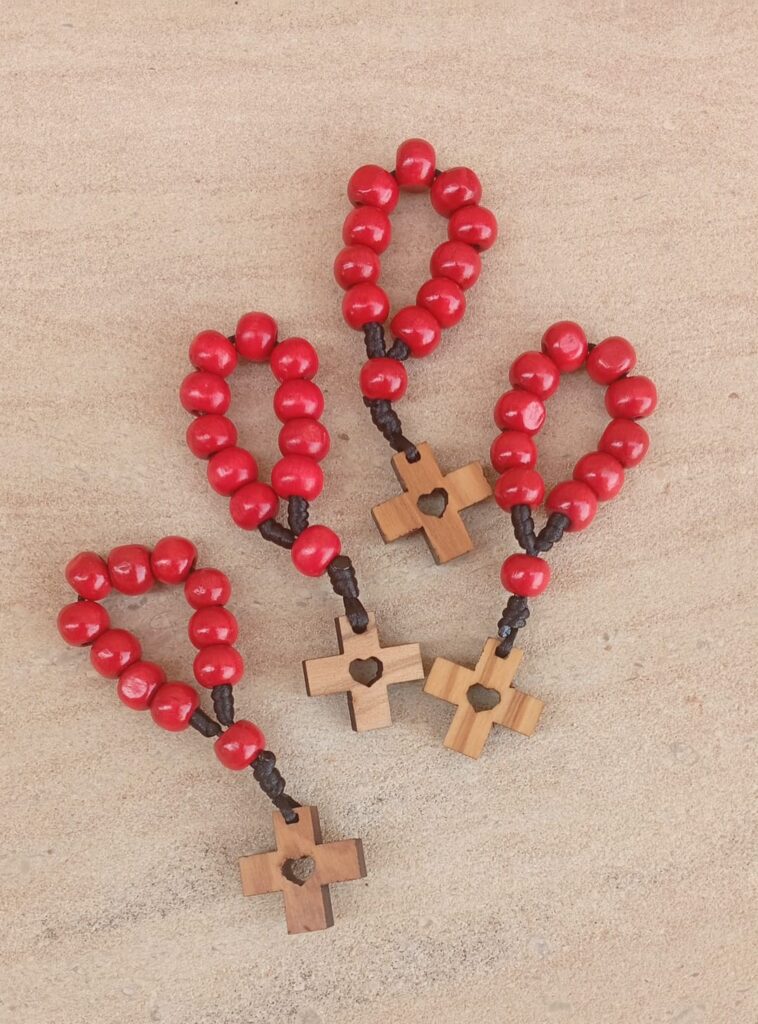 Las agustinas del Monasterio de La Conversión han elaborado decenarios para la visita del papa León XIV a España.