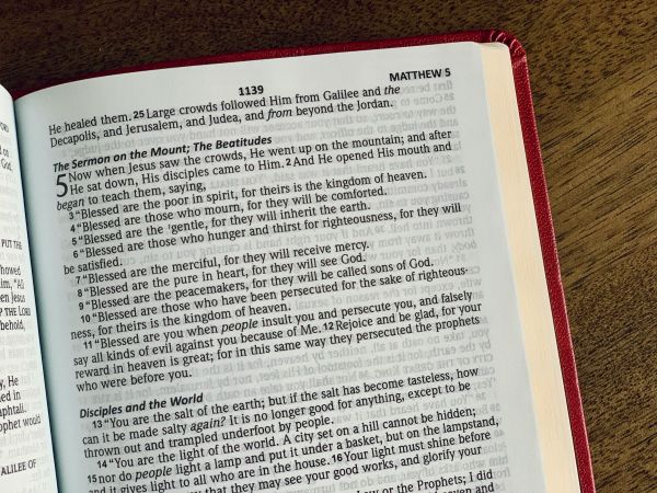 En este día de Todos los Santos el evangelio invita a mirar hacia las Bienaventuranzas, como hoja de ruta para los cristianos.